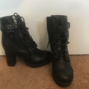 Black chunky heel booties 🖤